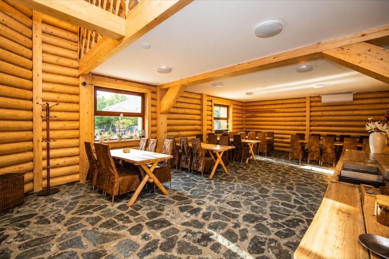 Sala jadalna w drewnianym domku