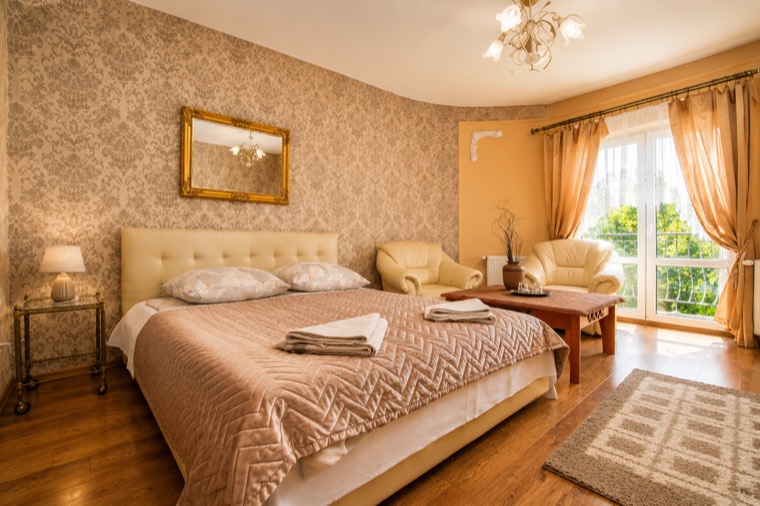 Pokój z podwójnym łóżkiem i wyjściem na balkon